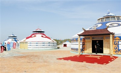 银沙湾景区用蒙古族传统技术搭建的蒙古包。